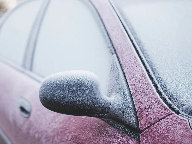 Le rétroviseur givré d'une voiture garée en hiver