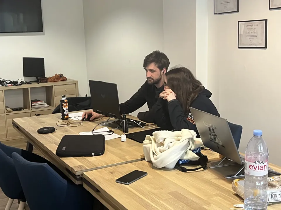 Deux élèves relisent du code ensemble sur un même écran