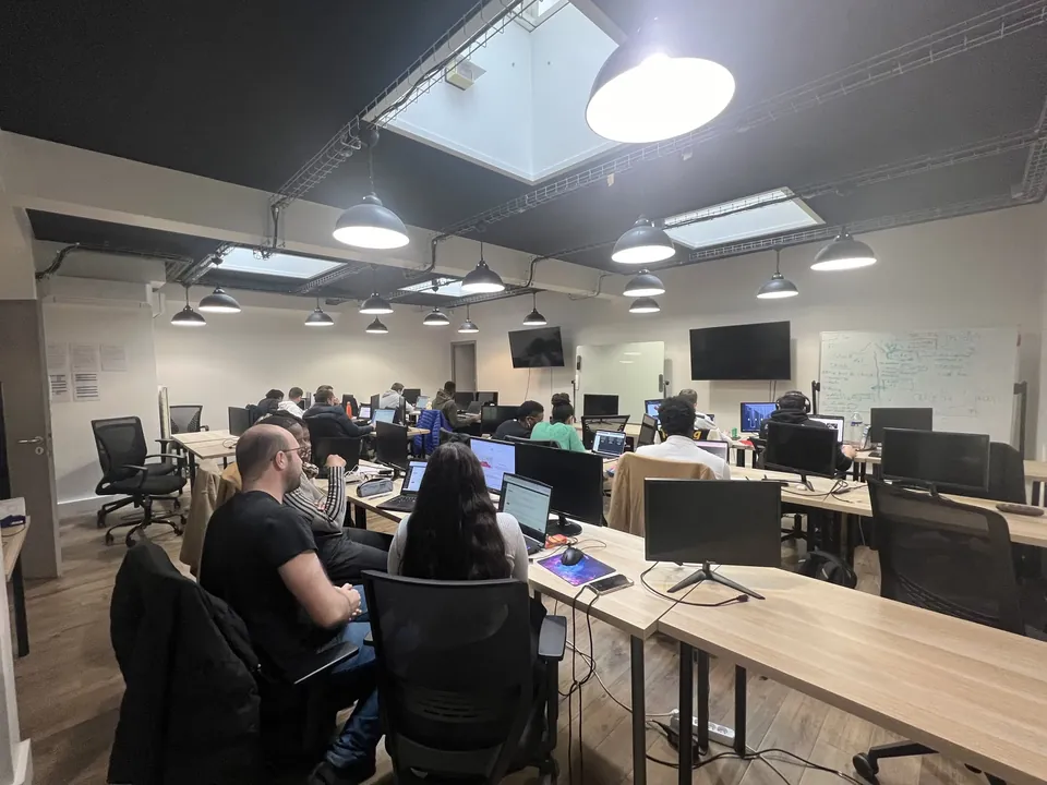 La promotion au travail sous les verrières de la salle